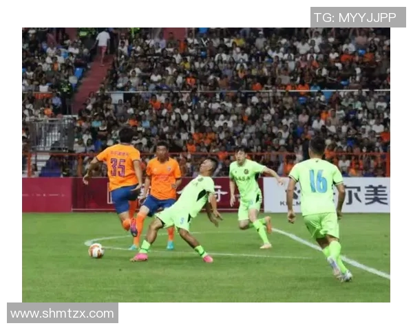 足球明星的鲨鱼肌揭秘：如何在赛场上展现力量与魅力