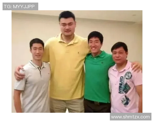 姚明与足球明星同框合影展现体育巨星的友谊与合作精神 姚明与足球明星同框合影展现体育巨星的友谊与合作精神